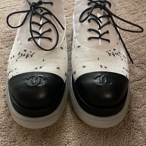 CHANEL Oxford Derby Cap Logo Lace up leather shoes - Picture 5 of 6